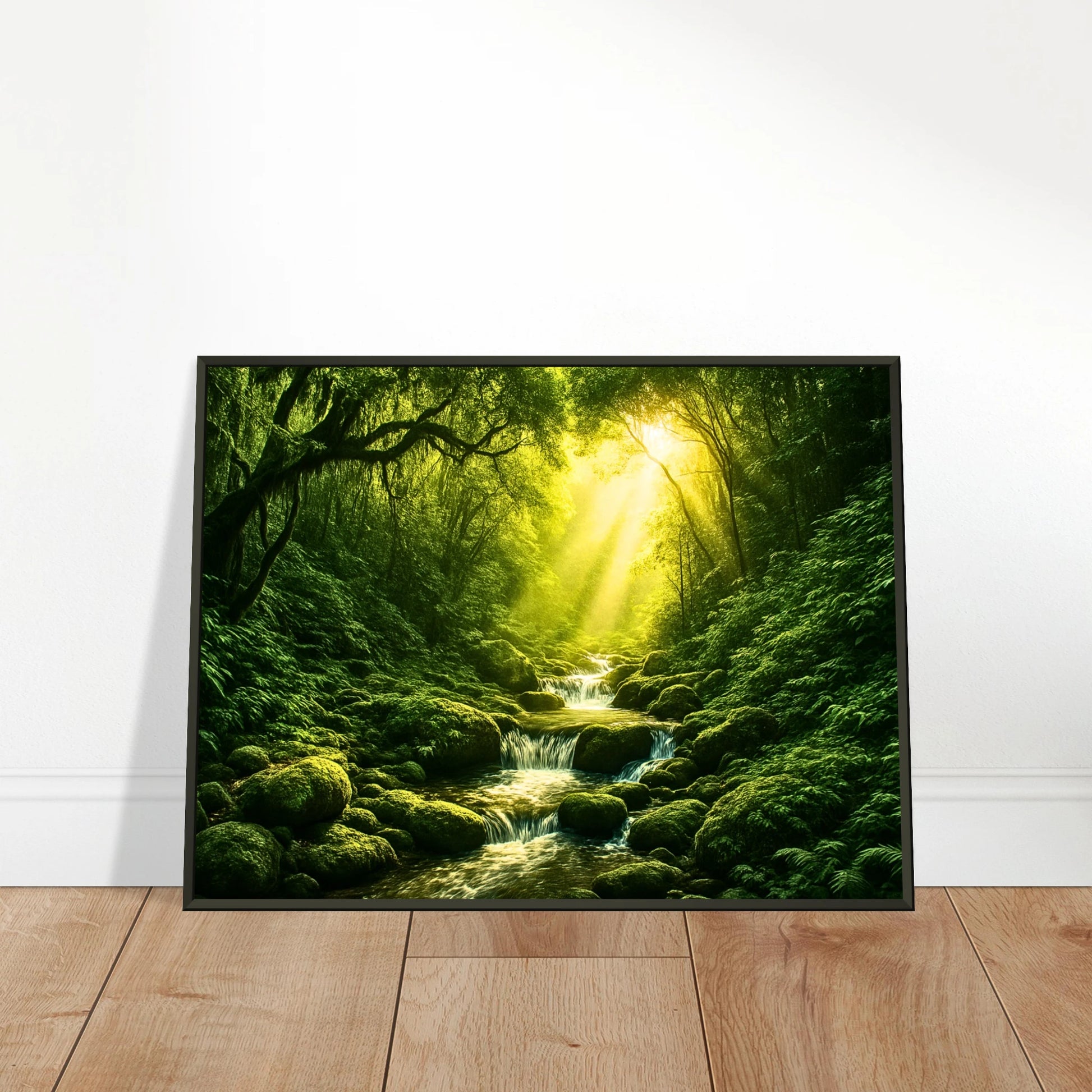 Light in the Jungle Poster an die Wand gelehnt – Dschungel-Motiv mit Sonnenstrahlen, wirkt lebendig und harmonisch, perfekt für natürliche Raumgestaltung.