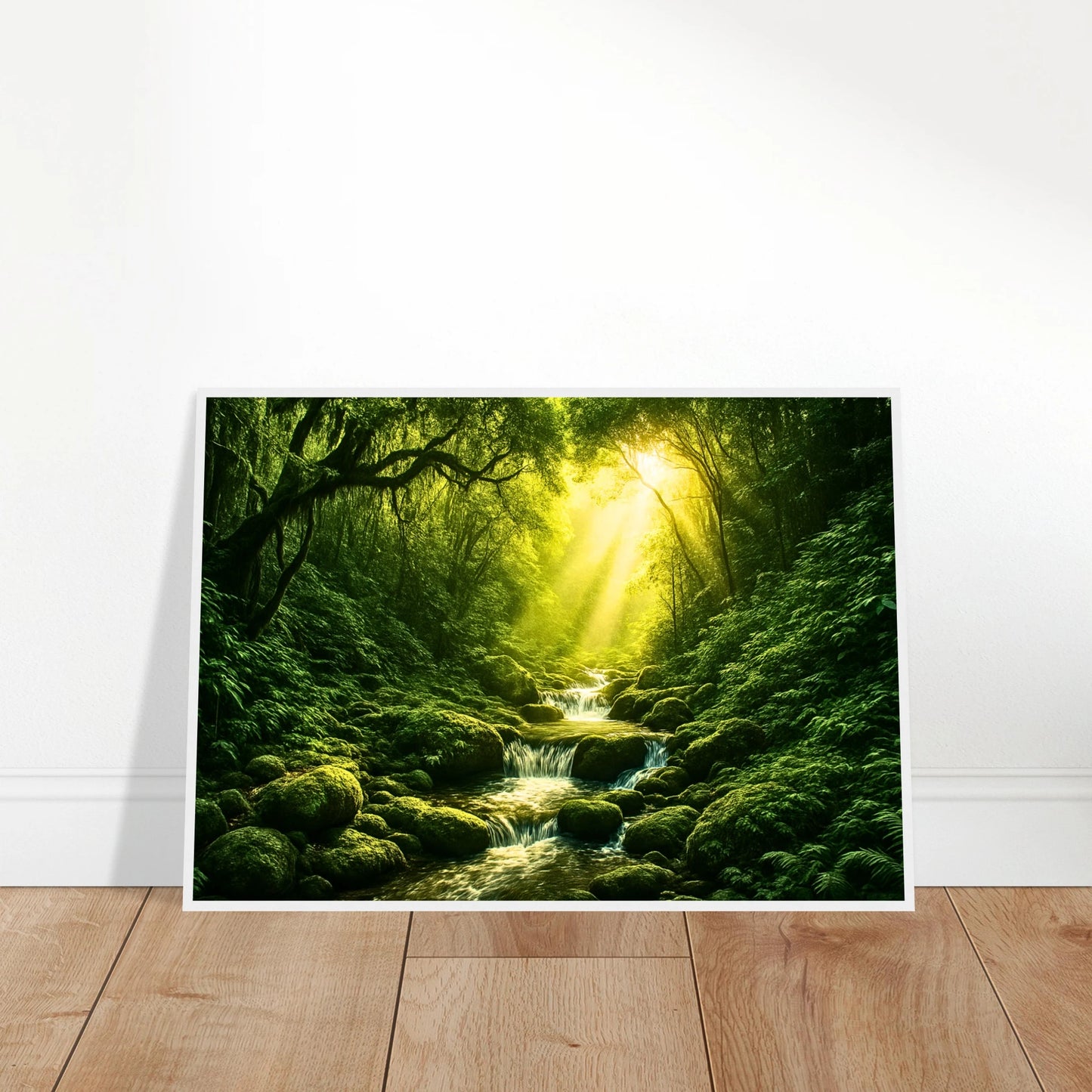 Poster „Light in the Jungle“ – Natur Kunstwerk mit Dschungel und Sonnenstrahlen, angelehnt an die Wand