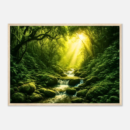 Poster „Light in the Jungle“ mit Sonnenstrahlen im Dschungel – Natur Wandbild im hellen Holzrahmen