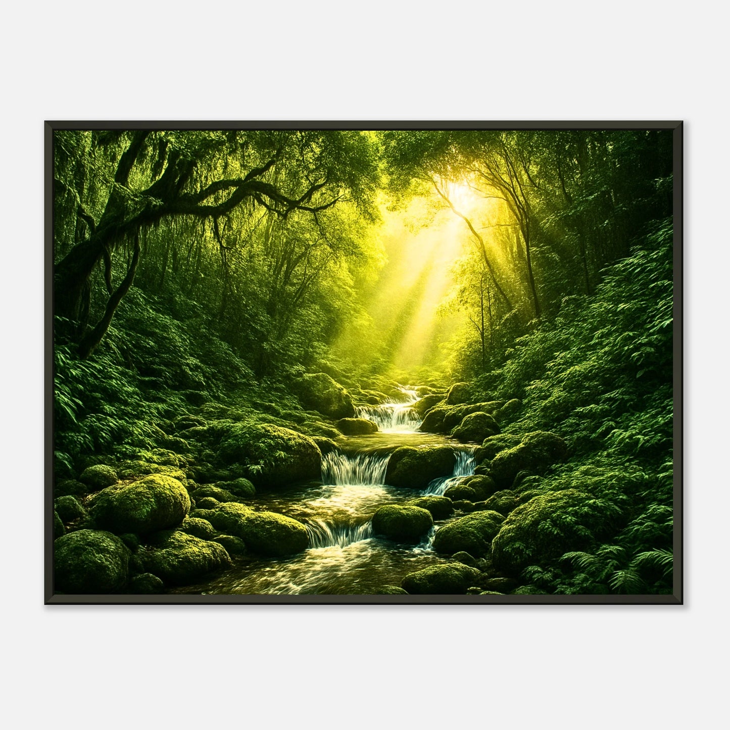 Light in the Jungle Poster im schwarzen Metallrahmen – leuchtende Sonnenstrahlen durch grünen Dschungel, tropisches Regenwald-Wandbild mit Tiefe und Ruhe von Defa Designs.