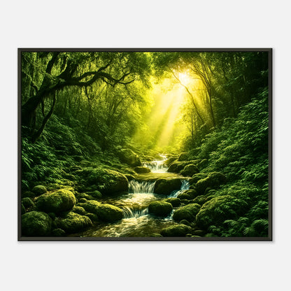 Light in the Jungle Poster im schwarzen Metallrahmen – leuchtende Sonnenstrahlen durch grünen Dschungel, tropisches Regenwald-Wandbild mit Tiefe und Ruhe von Defa Designs.