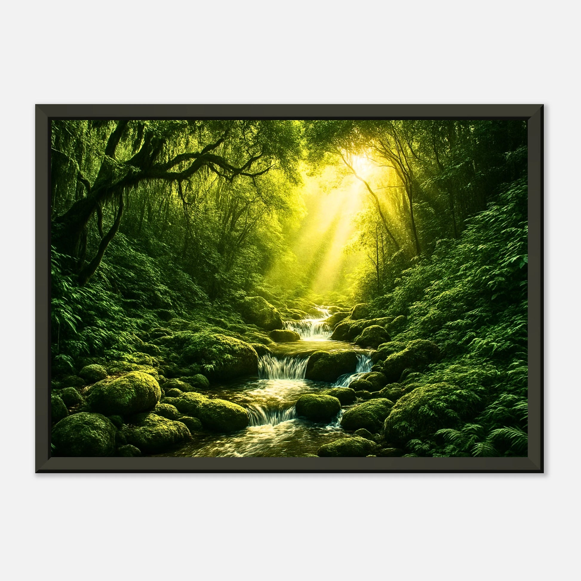 Light in the Jungle Wandbild mit elegantem schwarzem Metallrahmen – magisches Dschungel-Poster mit Lichtstrahlen über grünem Moos, perfekte Naturkunst für moderne Räume.