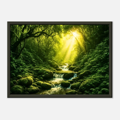 Light in the Jungle Wandbild mit elegantem schwarzem Metallrahmen – magisches Dschungel-Poster mit Lichtstrahlen über grünem Moos, perfekte Naturkunst für moderne Räume.