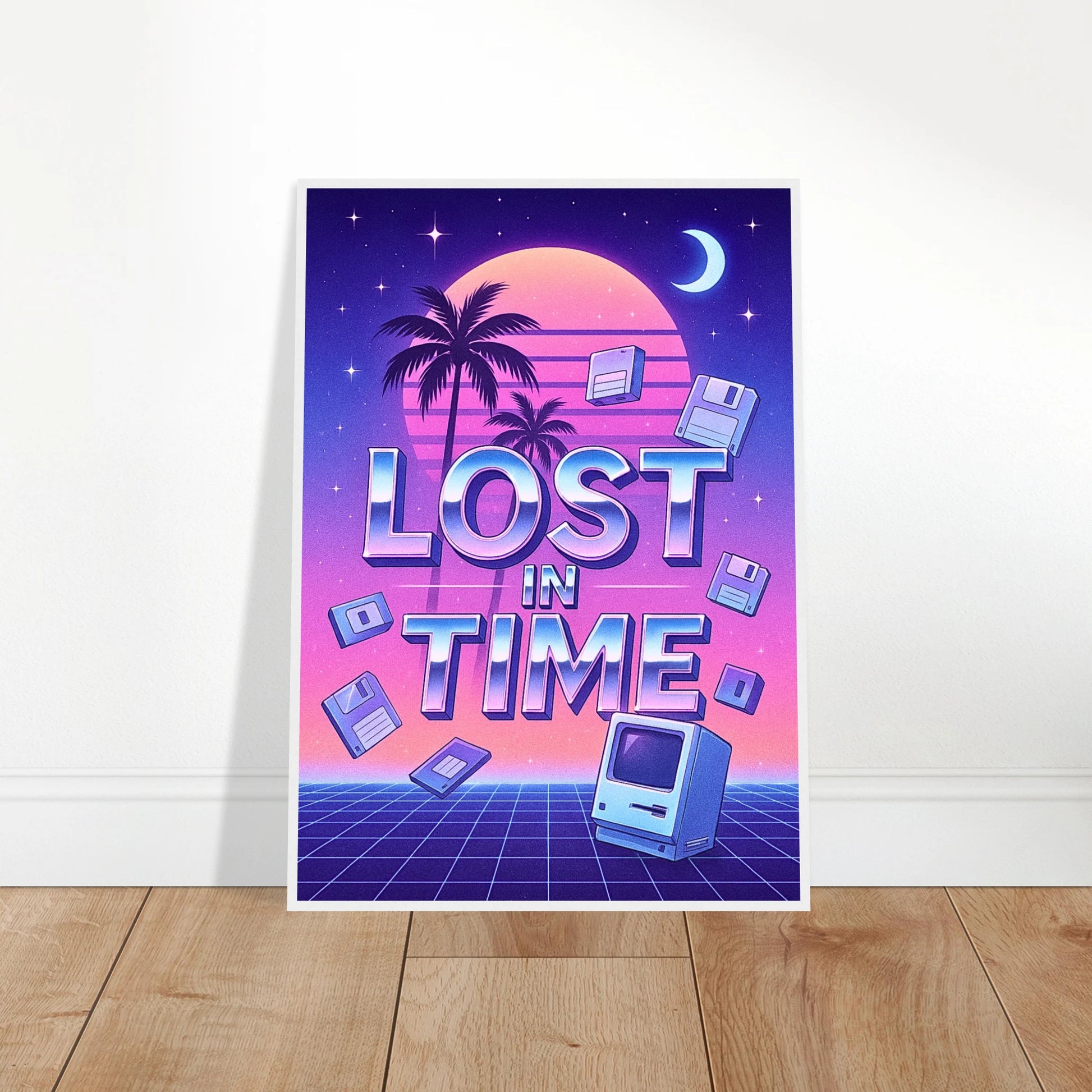 Lost in Time Poster an die Wand gelehnt – Synthwave Retro Kunstwerk mit Palmen und Neon-Computer. Stilvolle 80s Ästhetik für Gaming-Zimmer oder Wohnzimmer von Defa Designs.