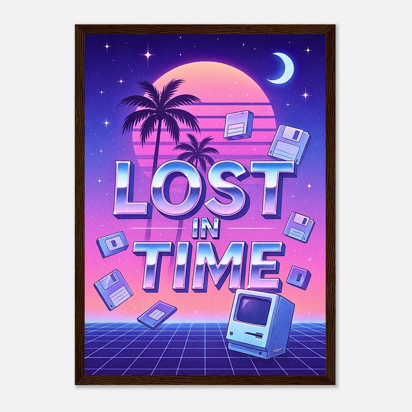 Lost in Time Poster im dunkelbraunen Holzrahmen – Neon-Retro Kunstwerk mit Palmen, Disketten und digitaler Sonne. Perfekt für Fans von Synthwave und 80s Vibes von Defa Designs.