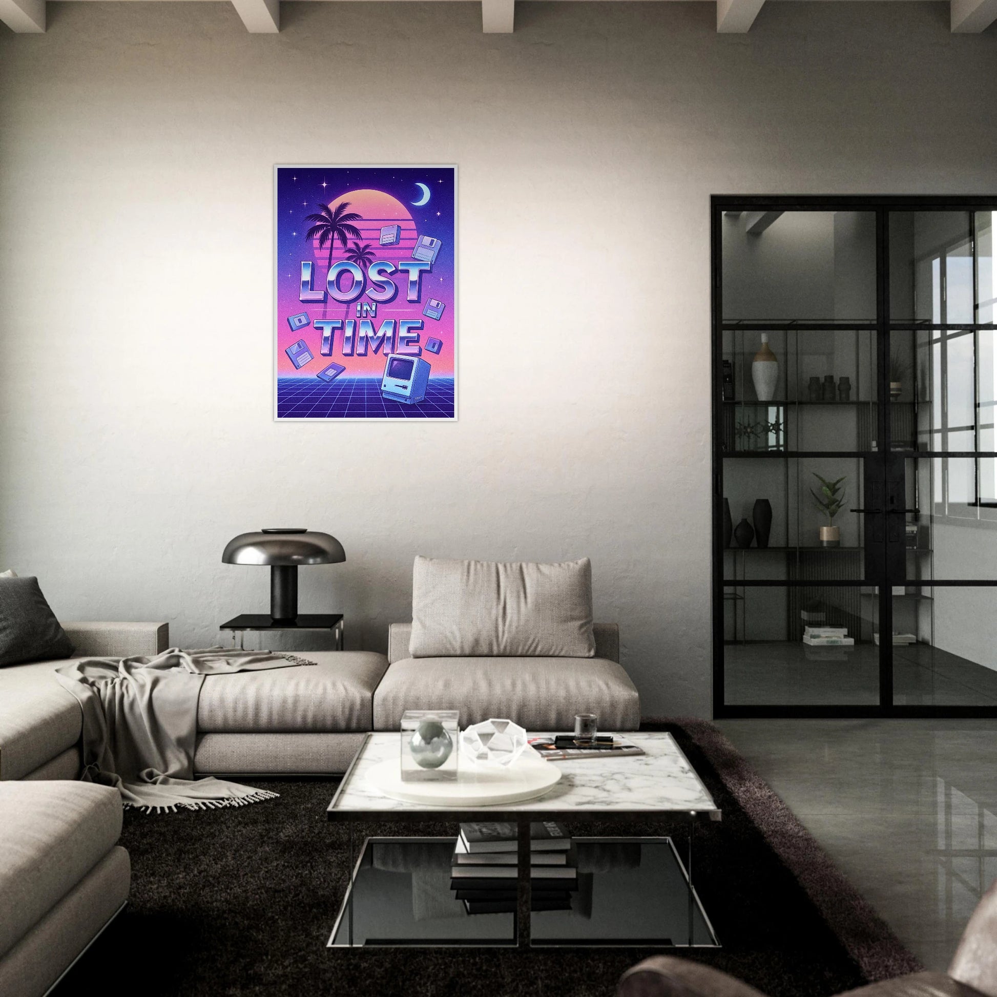 Lost in Time Poster im dunklen Wohnzimmer – neonfarbenes Synthwave Poster mit digitalem Sonnenuntergang und Palmen. Ideal für Retro-Fans und kreative Raumgestaltung von Defa Designs.