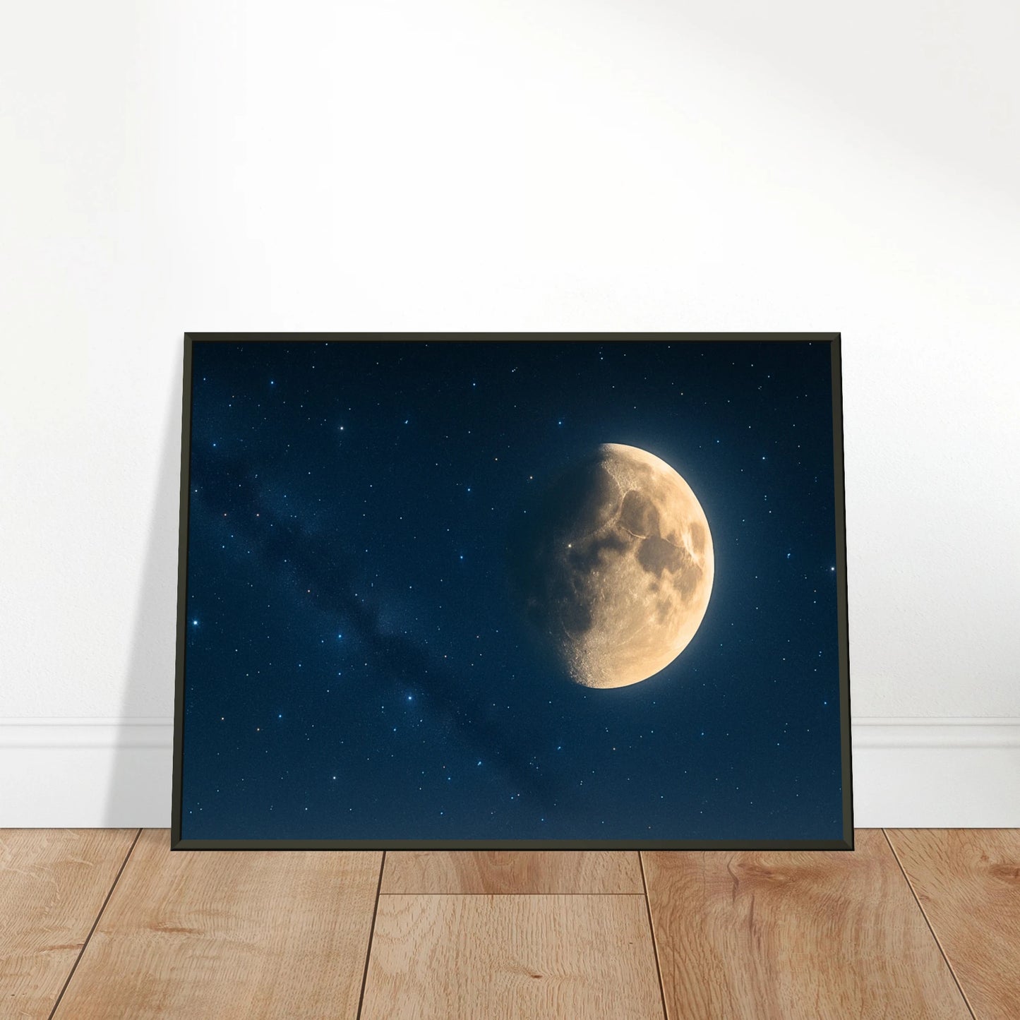 Lunar Silence Poster an die Wand gelehnt – stilvolle Nachthimmelkunst mit goldenem Mond und Sternen, modern präsentiert auf Holzuntergrund.