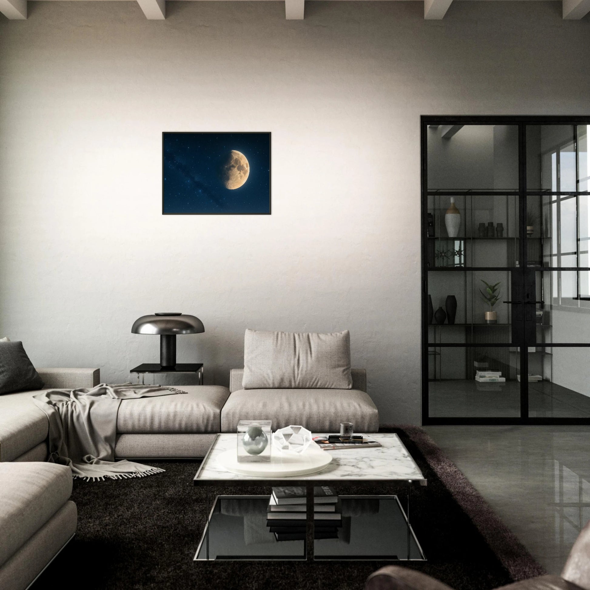Lunar Silence Poster in dunkler, stilvoller Wohnzimmeratmosphäre – goldener Mond und tiefer Nachthimmel schaffen mystische Ruhe.