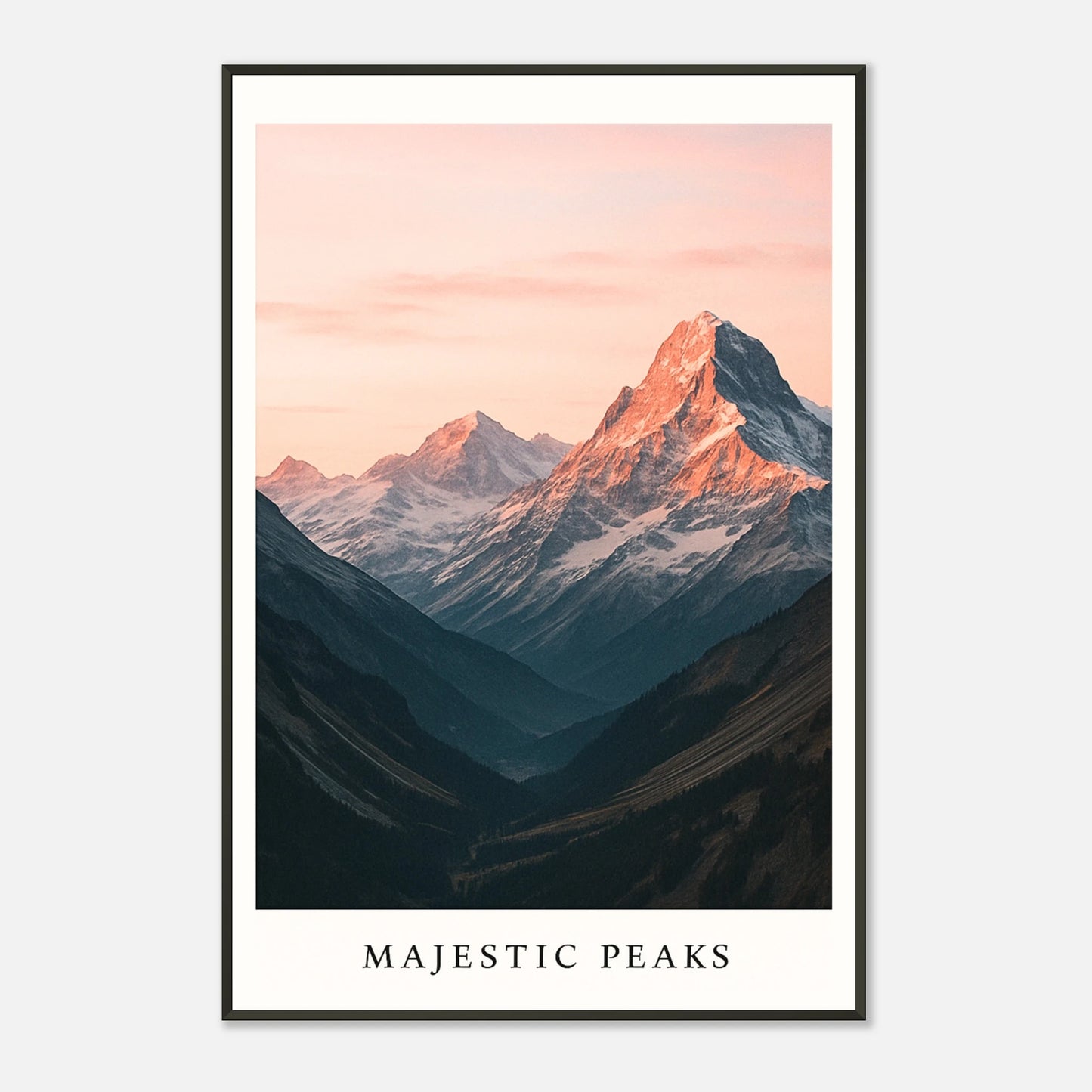 Detailaufnahme des Majestic Peaks Posters – goldene Sonnenstrahlen über schneebedeckten Gipfeln, hochwertige Druckstruktur.