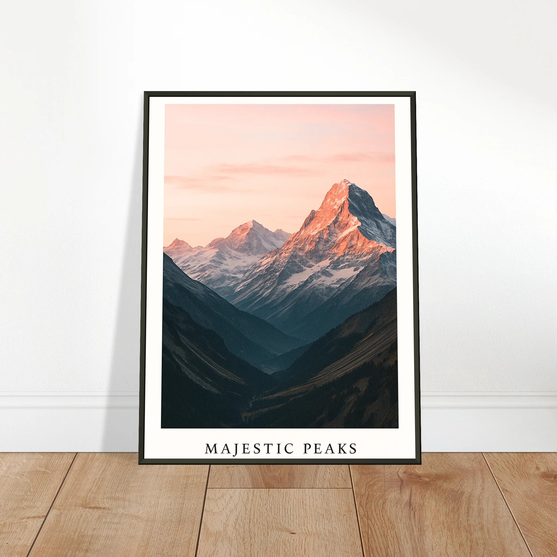 Majestic Peaks Poster an die Wand gelehnt – ruhige Berglandschaft auf Holzboden präsentiert, ideal für moderne Raumgestaltung.