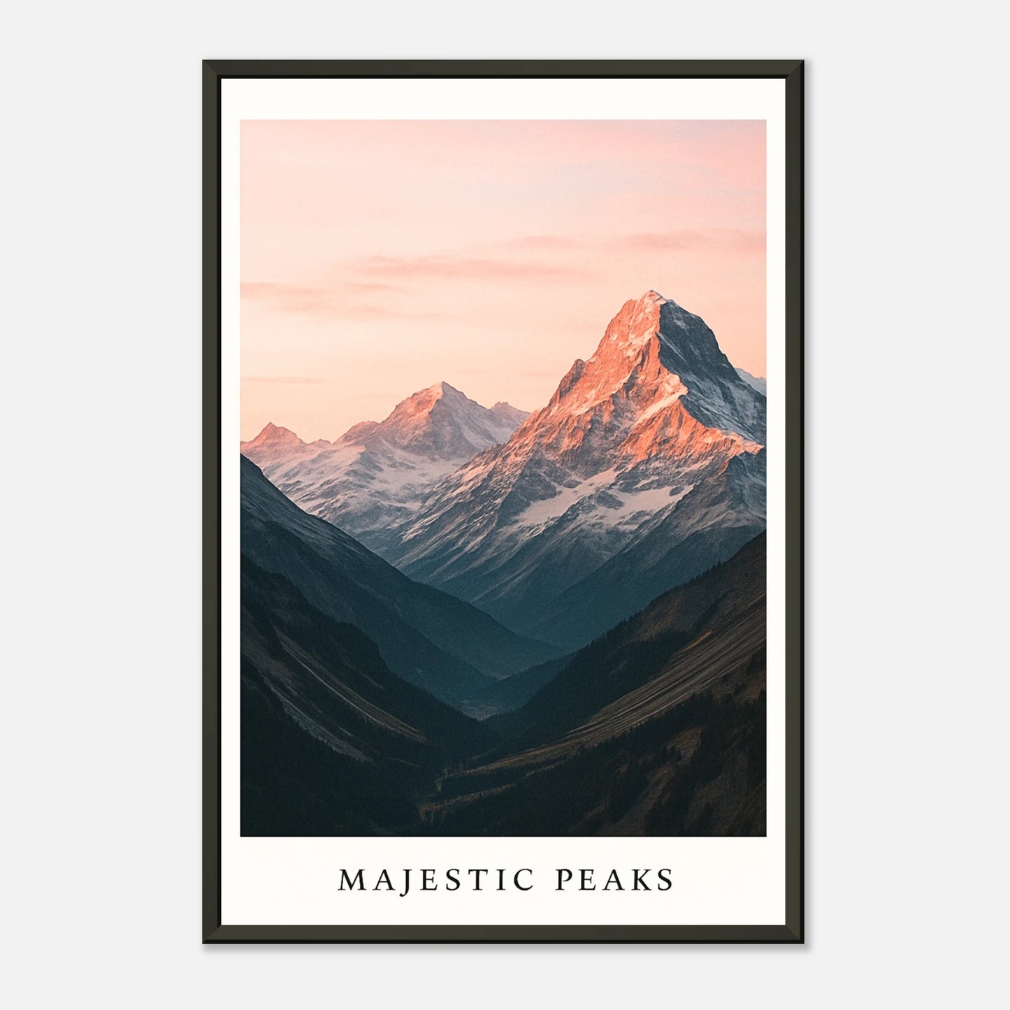 Seitenansicht des Majestic Peaks Posters – alpine Gipfel im Morgenglühen mit Tiefe und Struktur im schwarzen Metallrahmen.