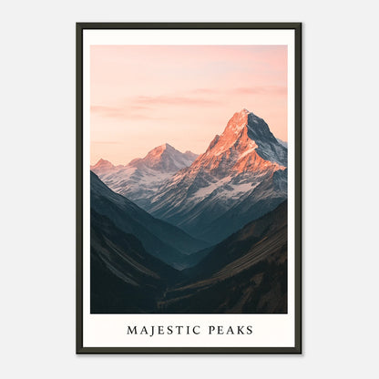 Seitenansicht des Majestic Peaks Posters – alpine Gipfel im Morgenglühen mit Tiefe und Struktur im schwarzen Metallrahmen.