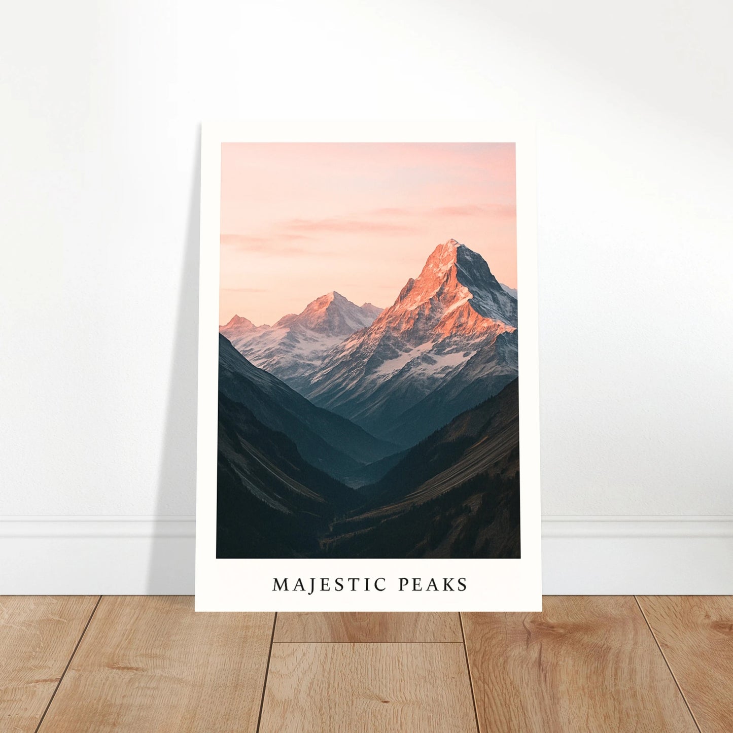 Majestic Peaks Poster im Wohnzimmer – Moderne Wanddekoration mit Alpenlandschaft