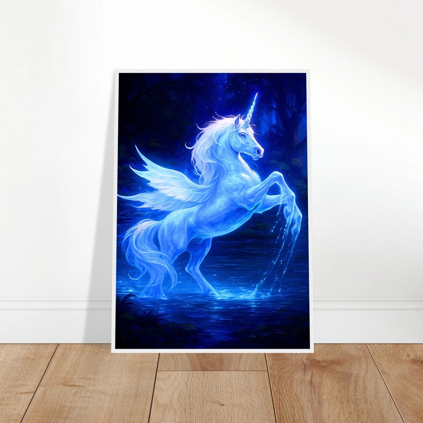 Mystical Blue Unicorn Poster an die Wand gelehnt – leuchtendes Einhorn mit Flügeln in blauer Magie, moderne und elegante Fantasy Dekoration.