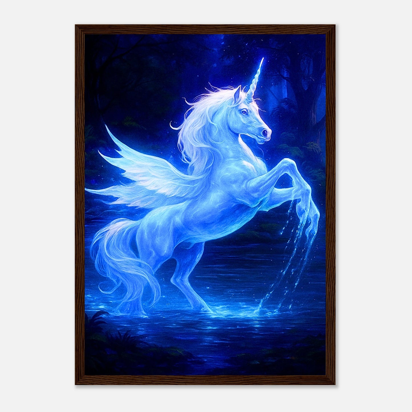 Mystical Blue Unicorn Poster im dunkelbraunen Holzrahmen – mystisches Einhorn in Mondschein und Wasserreflexion, hochwertige Fantasy-Druckkunst von Defa Designs.
