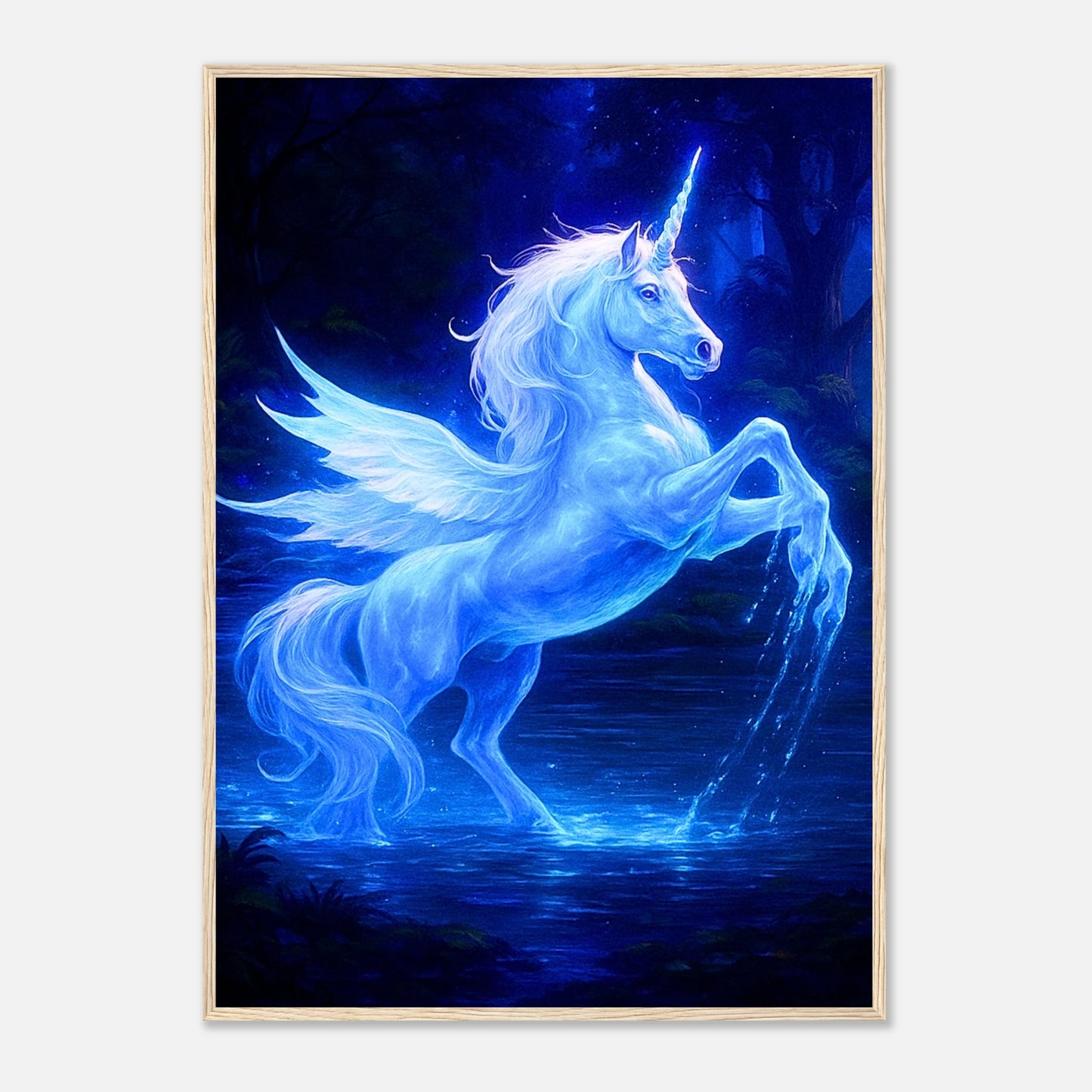 Mystical Blue Unicorn Poster im hellbraunen Holzrahmen – majestätisches Einhorn in blauer Energie, ideal als edle Fantasy Wanddekoration oder Geschenk für Einhornliebhaber.