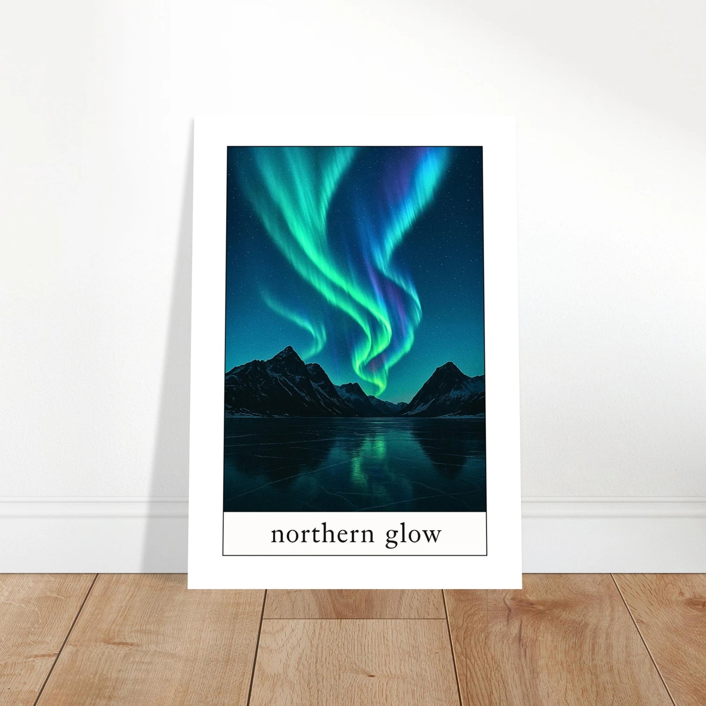 „Northern Glow“ Poster – leuchtende Nordlichter als beeindruckende Wanddekoration im Wohnzimmer, moderne Einrichtung.
