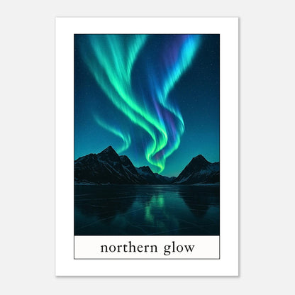 Detailansicht Poster „Northern Glow“ – matte Premium-Qualität mit intensiven Grün- und Blautönen der Nordlichter.