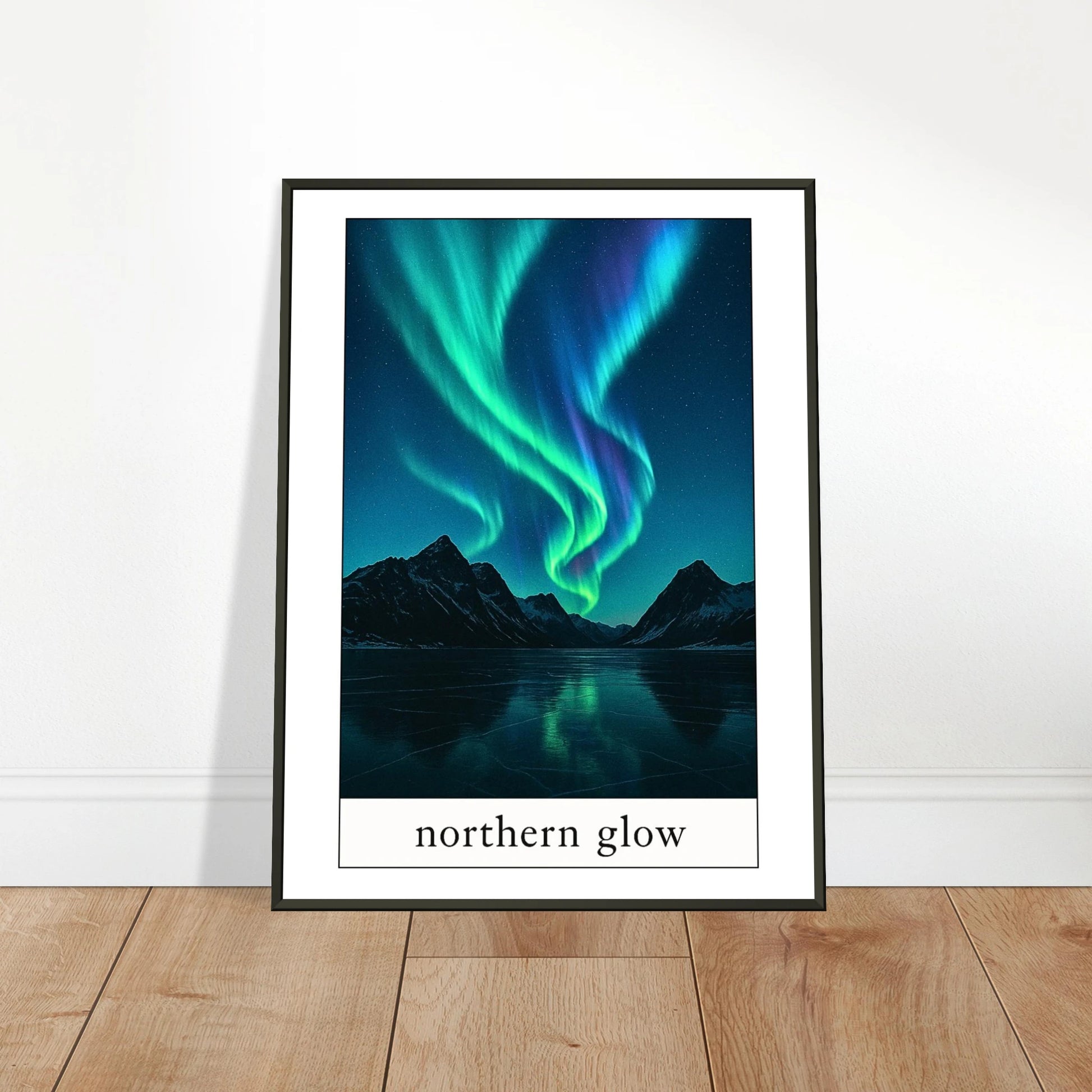 Northern Glow Poster an die Wand gelehnt – stilvolles Aurora-Wandbild mit schwarzem Rahmen, bringt nordische Ruhe und magisches Licht in moderne Wohnräume von Defa Designs.