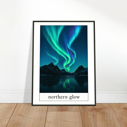 Northern Glow Poster an die Wand gelehnt – stilvolles Aurora-Wandbild mit schwarzem Rahmen, bringt nordische Ruhe und magisches Licht in moderne Wohnräume von Defa Designs.