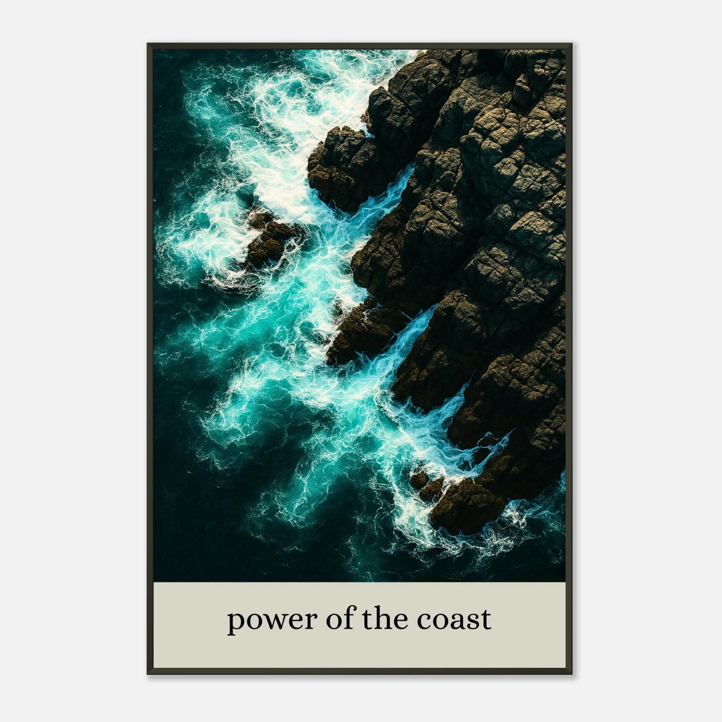 Detailansicht des Power of the Coast Posters – intensives Türkisblau des Meeres und tosende Brandung auf Felsformationen.