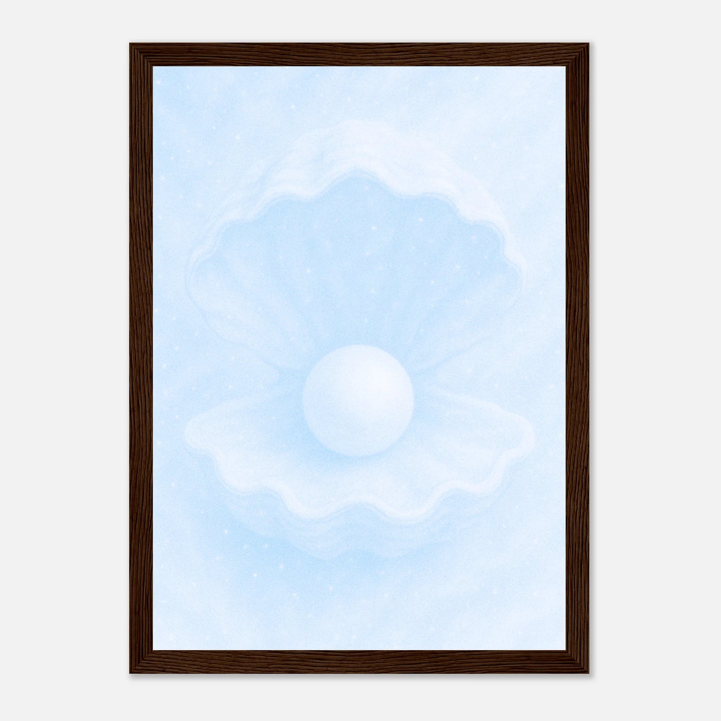 Ocean’s Secret Poster mit dunkelbraunem Holzrahmen – elegante Muschel mit Perle als stilvolle Wanddeko.