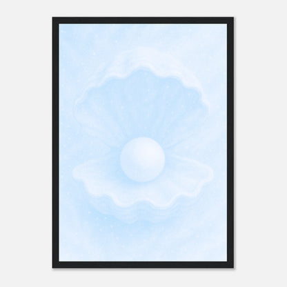 Ocean’s Secret Poster mit schwarzem Holzrahmen – edle Wandkunst mit Perle und Muschel.