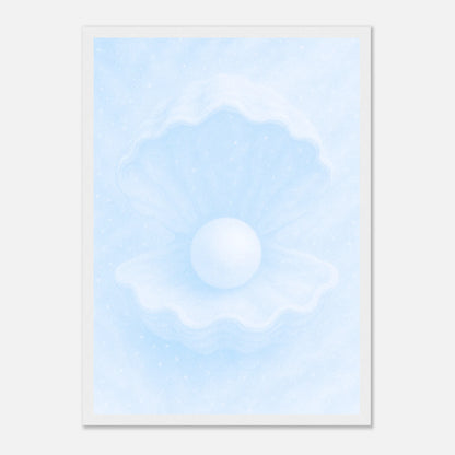 Ocean’s Secret Poster mit weißem Holzrahmen – zarte Wanddeko mit Muschel und Perle.