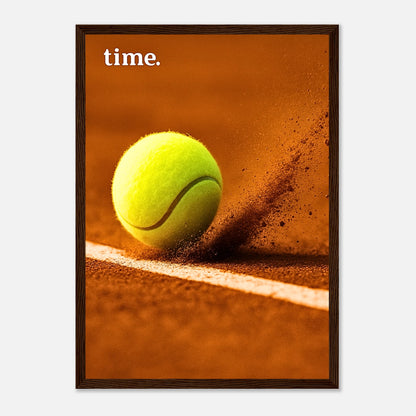 Tennis Poster „On the Line“ mit dunkelbraunem Holzrahmen – sportliche Wandkunst für moderne Räume