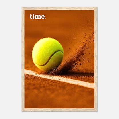 Tennis Poster „On the Line“ mit hellbraunem Holzrahmen – stilvolles Sportbild für Wohnzimmer & Büro