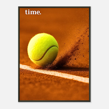 On the Line Poster – gelber Tennisball auf der Linie im Sand, dynamisches Sportmotiv im schwarzen Metallrahmen | DEFA Designs