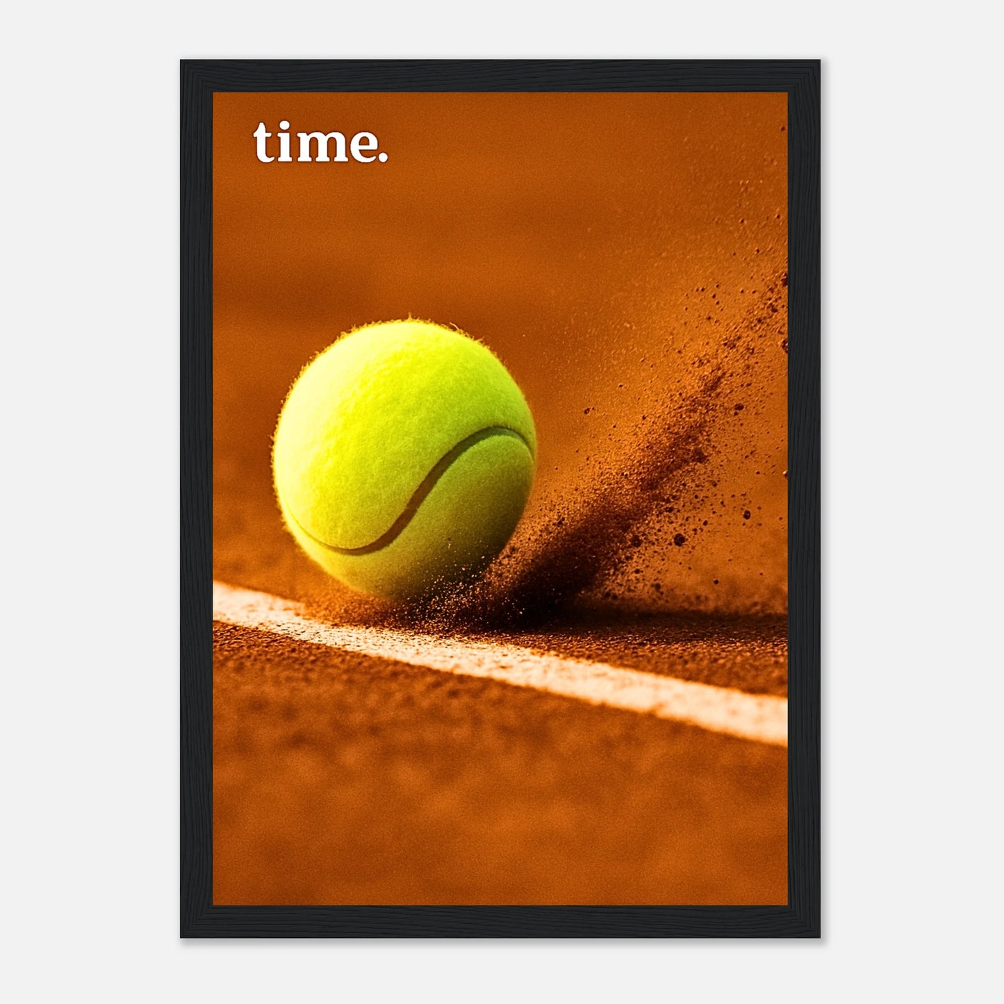 Tennis Poster „On the Line“ mit schwarzem Rahmen – moderner Sportdruck Tennisball auf der Linie