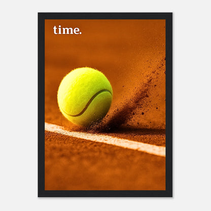Tennis Poster „On the Line“ mit schwarzem Rahmen – moderner Sportdruck Tennisball auf der Linie