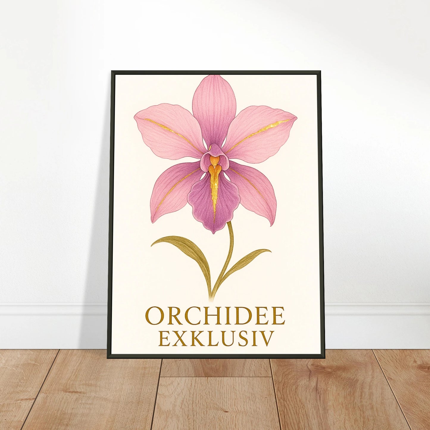Orchid Grace Poster an die Wand gelehnt – edle Orchidee im schwarzen Metallrahmen, minimalistisches Blumenposter für modernes Interieur.