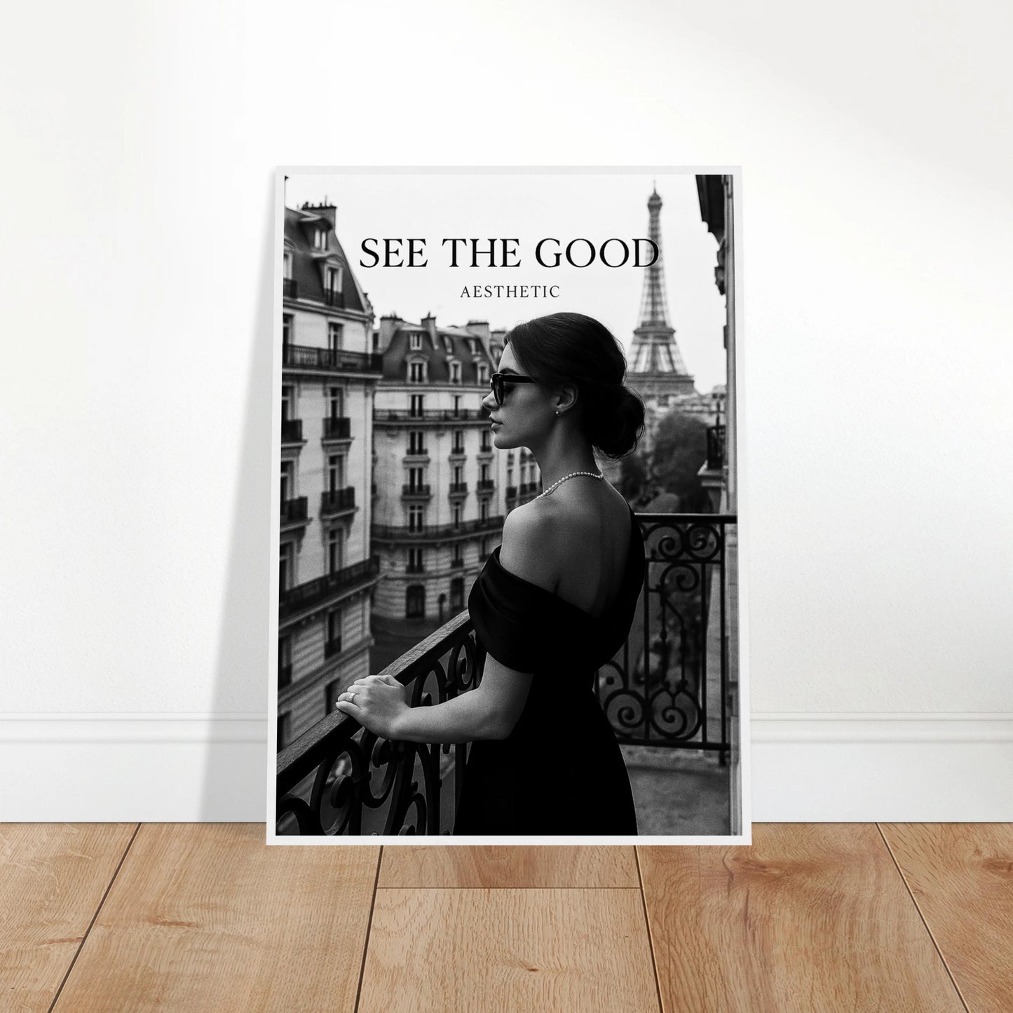Paris Noir Poster an die Wand gelehnt – ästhetisches Schwarz-Weiß-Wandbild einer Frau mit Blick über Paris. Elegantes Dekorationsposter von Defa Designs.
