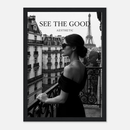Paris Noir Poster im schwarzen Rahmen – stilvolles Schwarz-Weiß-Poster einer Frau mit Aussicht über Paris. Elegante Modefotografie Wandkunst von Defa Designs.