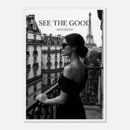 Paris Noir Poster im weißen Rahmen – edle Schwarz-Weiß-Fotografie einer Frau in Paris. Zeitloses Modeposter für moderne Wohnräume von Defa Designs.