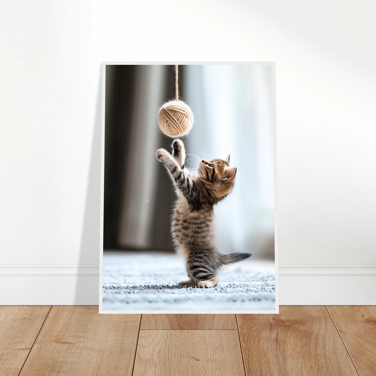 „Paws & Play“ Katzen Poster ohne Rahmen an die Wand gelehnt – modernes Mockup zur Dekoration.