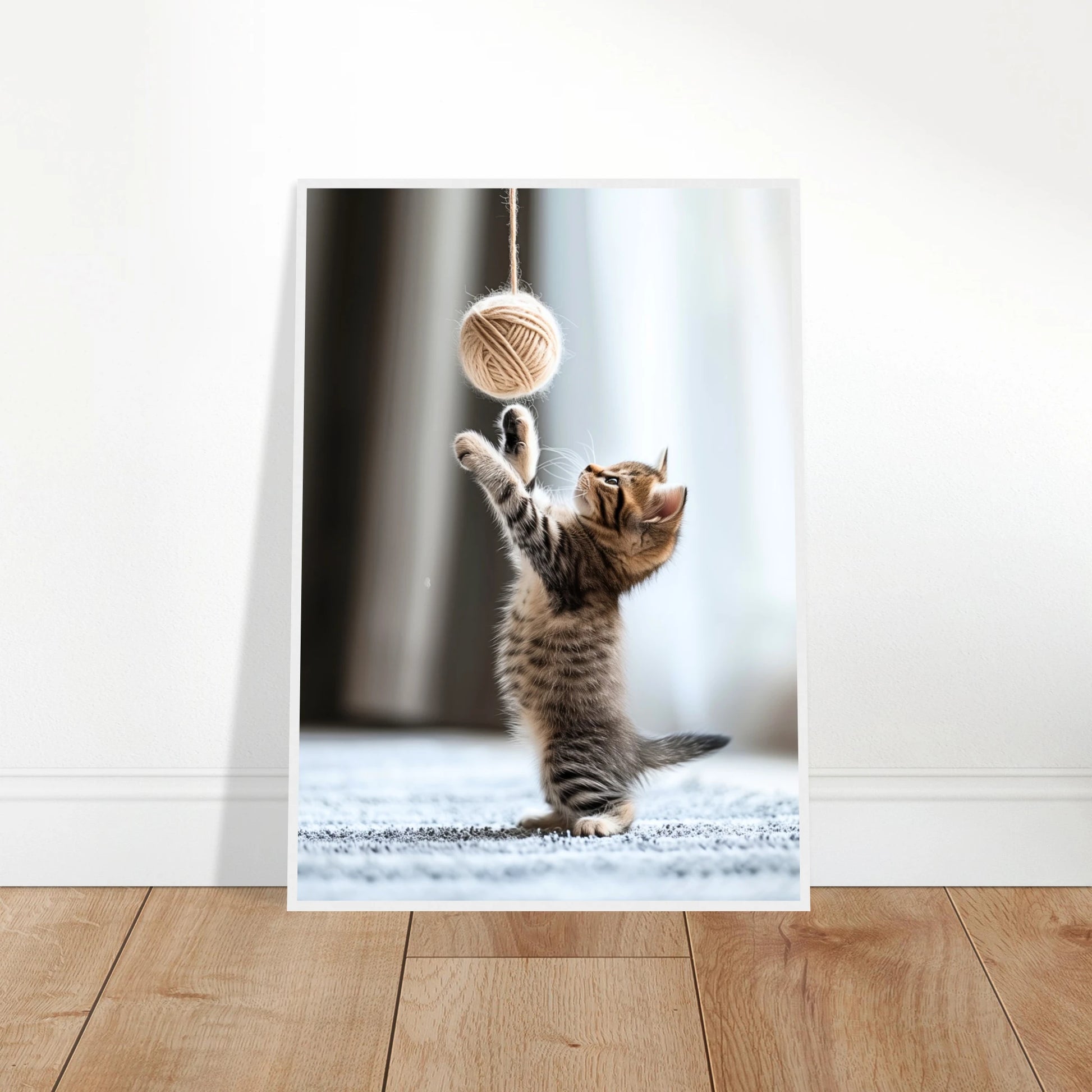 „Paws & Play“ Katzen Poster ohne Rahmen an die Wand gelehnt – modernes Mockup zur Dekoration.
