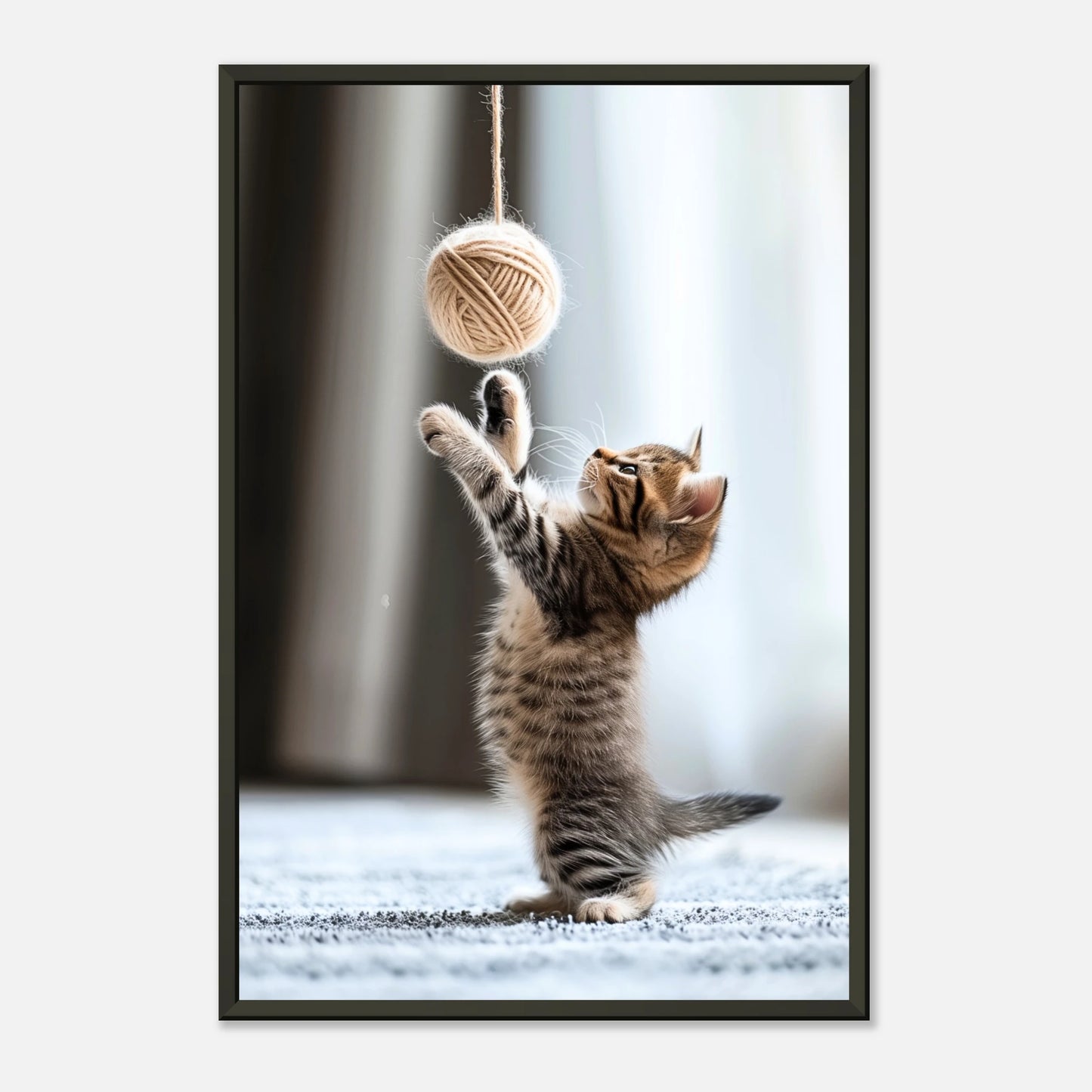 Detailaufnahme des Paws & Play Posters – süßes Kätzchen in Bewegung, Fokus auf Pfoten und weichem Fell. Ausdrucksstarke Tierkunst.