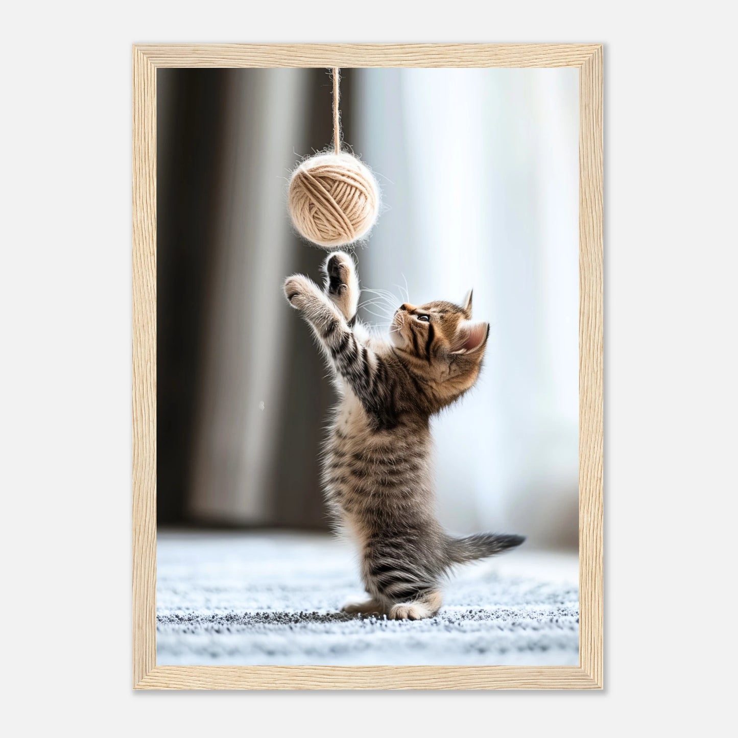 Katzen Poster „Paws & Play“ im hellbraunen Holzrahmen – dekoratives Tiermotiv für Katzenliebhaber weltweit.