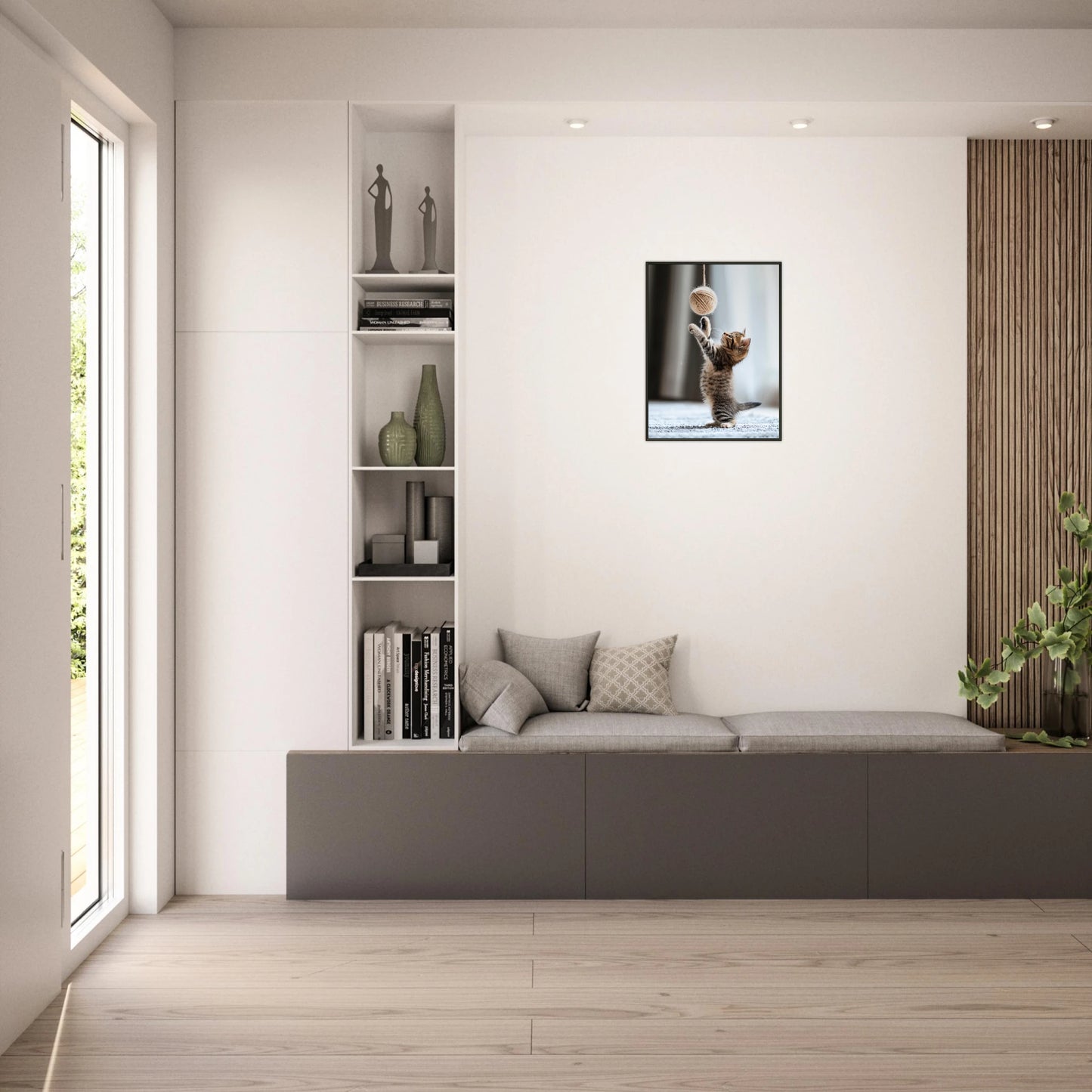 Paws & Play Poster im hellen Wohnzimmer – fröhliches Katzenmotiv als stilvolle Wanddekoration mit warmem Tageslicht.