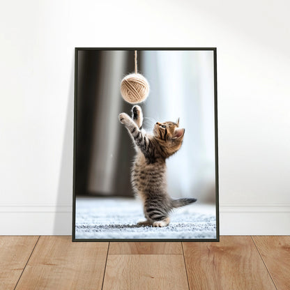 Paws & Play Poster an die Wand gelehnt – charmantes Katzenmotiv im schwarzen Metallrahmen für moderne Wohnräume.