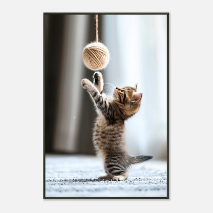 Schrägansicht des Paws & Play Posters – lebendige Darstellung einer spielenden Katze mit realistischem Lichteinfall.