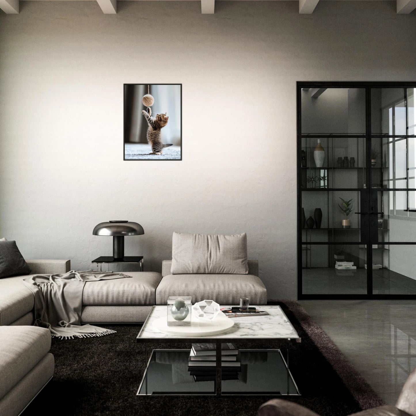 Paws & Play Poster im modernen Wohnzimmer – elegantes Katzenmotiv mit kontrastreicher Beleuchtung im schwarzen Metallrahmen.