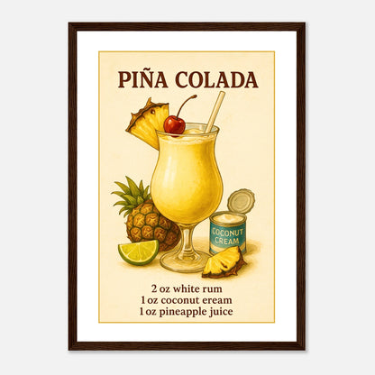 Piña Colada Poster im dunkelbraunen Holzrahmen – leuchtendes Sommermotiv mit tropischem Cocktail, Ananas und Kokosnuss, elegante Bar- und Küchendekoration – von Defa Designs.