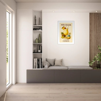 Piña Colada Poster im hellen Wohnzimmer – leuchtend gelbes Cocktail-Design mit Ananas und Kokosnuss, tropische Wandkunst mit Urlaubsgefühl – von Defa Designs.