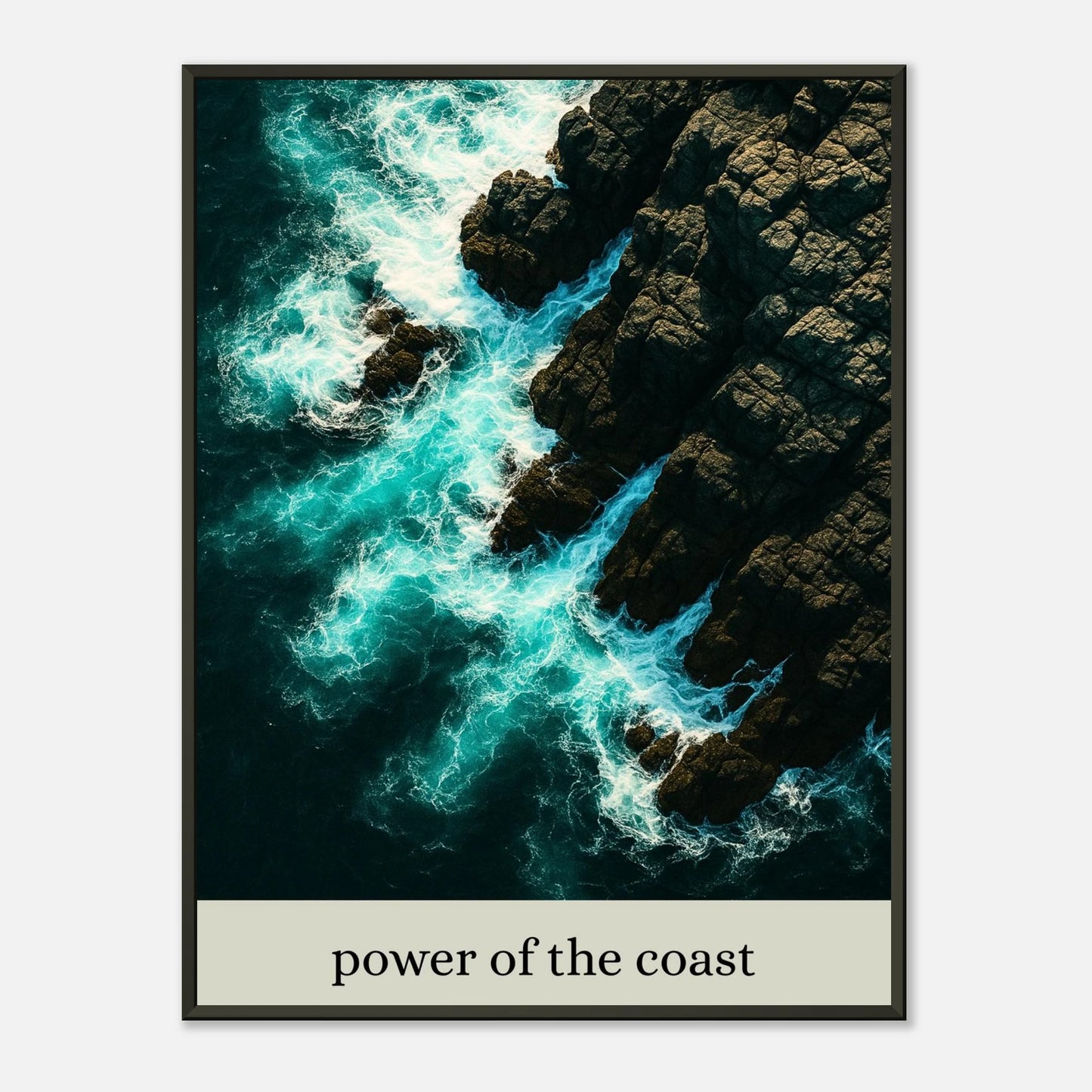 Power of the Coast Poster – beeindruckende Luftaufnahme wilder Wellen, die auf Felsen treffen. Modernes Ocean Wall Art im schwarzen Metallrahmen von Defa Designs.