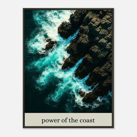 Power of the Coast Poster – beeindruckende Luftaufnahme wilder Wellen, die auf Felsen treffen. Modernes Ocean Wall Art im schwarzen Metallrahmen von Defa Designs.