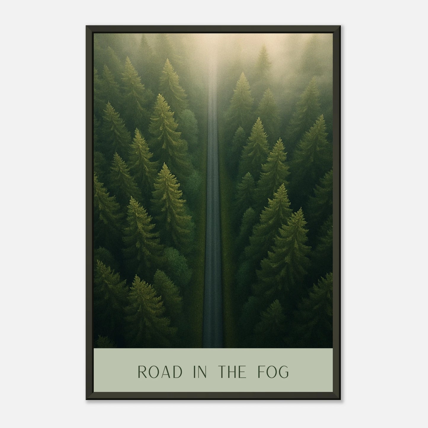 Road in the Fog Poster in Schrägansicht – stimmungsvolle Nebelwaldszene mit Lichtstrahlen durch die Bäume im schwarzen Metallrahmen.